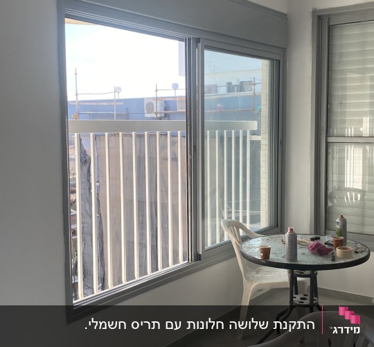 חלונות אלומיניום עם מסגרת אפורה במרפסת